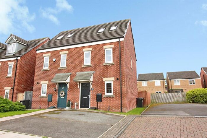 3 Bedroom Semi Detached House For Sale In Woodlands Way, Whinmoor, Leeds, LS14