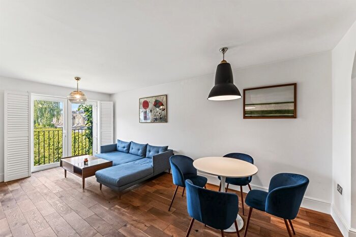 2 Bedroom Flat For Sale In Garratt Lane, London, SW18