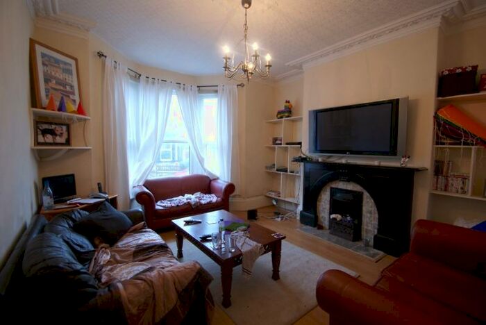 6 Bedroom Terraced House To Rent In Delph Mount, Woodhouse, Leeds, LS6