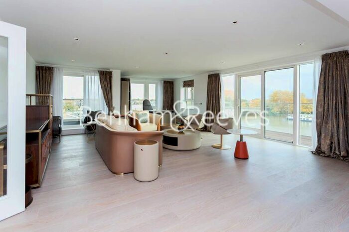 2 Bedroom Flat To Rent In Kew Bridge Road, Brentford, TW8