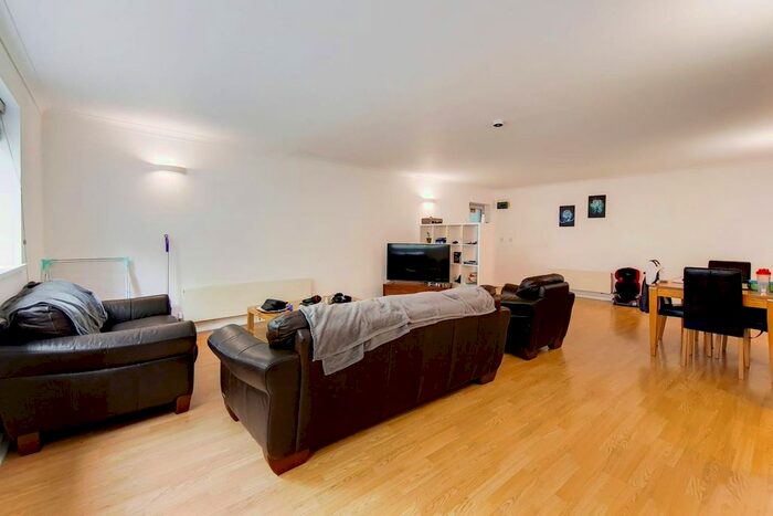 2 Bedroom Flat For Sale In Albert Road, Silvertown, London, E16