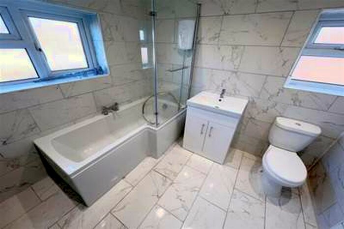 3 Bedroom House To Rent In Aspley Close, Chesterfield, S40