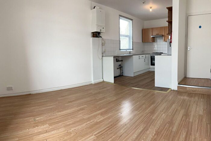 5 Bedroom Flat To Rent In Croydon Road, London, SE20