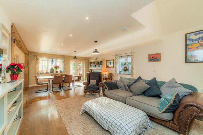 4 Bedroom Detached Bungalow For Sale In Orchard Lane, Kennington, TN25