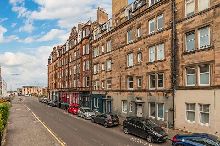 1 Bedroom Flat For Sale In / St Peters Place, Edinburgh, EH3
