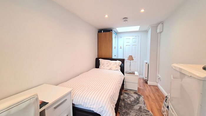 Studio To Rent In Great West Road, Hounslow, TW5