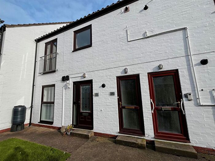 2 Bedroom Flat For Sale In Elm Tree Court, Cottingham, HU16