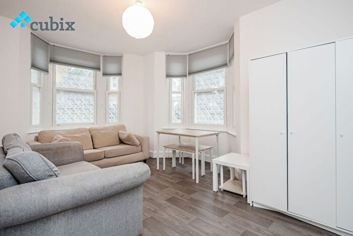 2 Bedroom Flat To Rent In London, SE17
