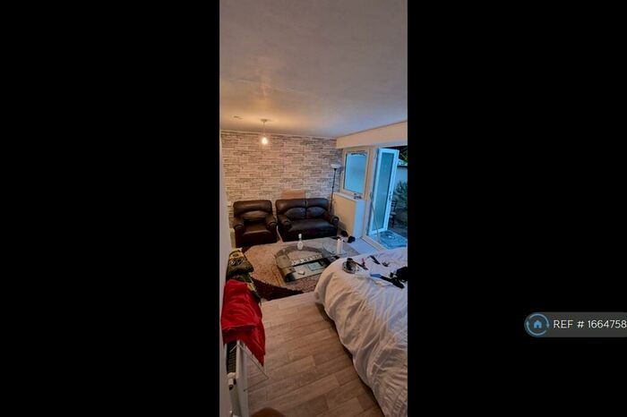 Studio To Rent In Rapley House, London, E2