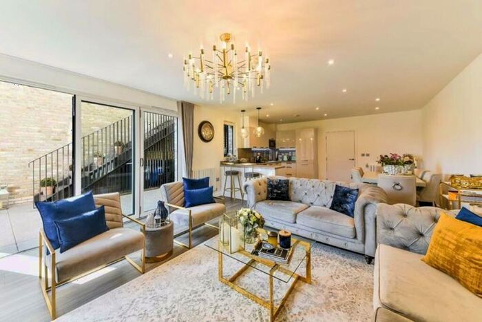 3 Bedroom Detached House To Rent In Skye Lane, Edgware, HA8