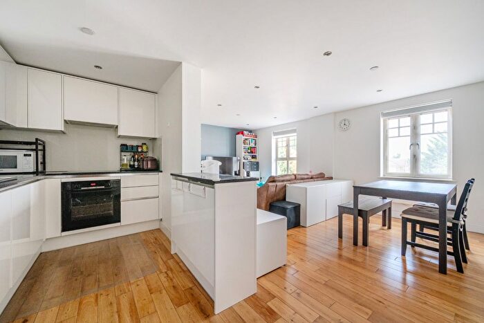 2 Bedroom Flat For Sale In Chase Side, London, N14