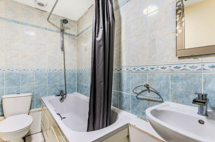 2 Bedroom End Of Terrace House To Rent In Goldfinch Road London, SE28