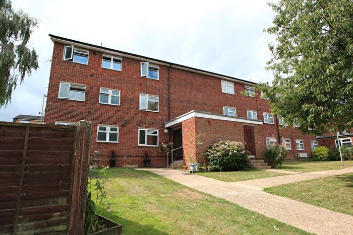 2 Bedroom Flat For Sale In St Johns Close, Potters Bar, EN6