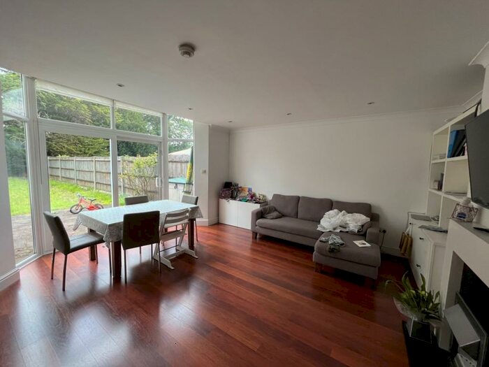 3 Bedroom Ground Flat To Rent In Parson Street, Hendon, NW4