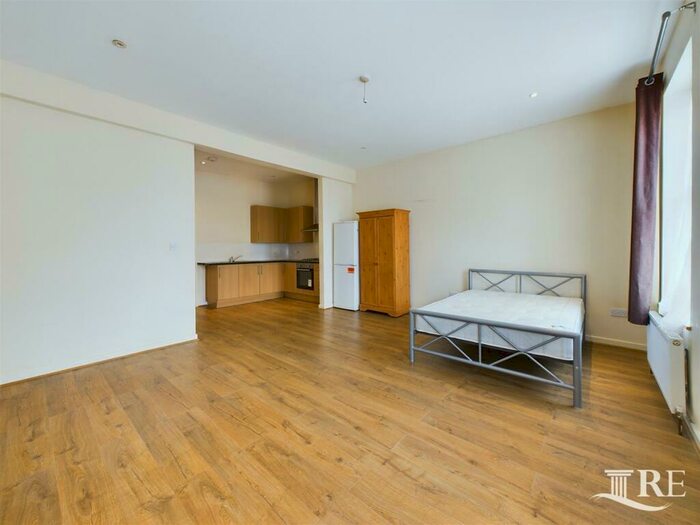 Flat To Rent In High Road, Willesden, London, NW10