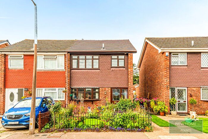 3 Bedroom Semi-Detached House For Sale In Russet Close, Stanford-Le-Hope, SS17