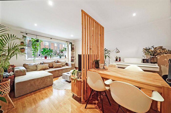 2 Bedroom Apartment For Sale In Wedmore Street, London, N19