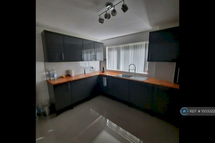 2 Bedroom Flat To Rent In Frampton Road, Potters Bar, EN6