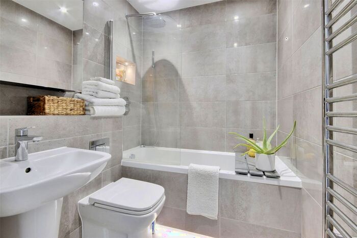 1 Bedroom Flat For Sale In North Ash Road, New Ash Green, Longfield, Kent, DA3