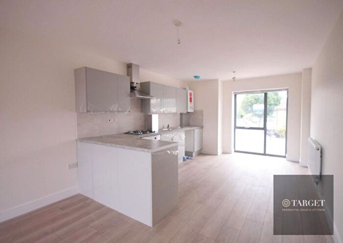 3 Bedroom Flat To Rent In Hertford Road, EN3