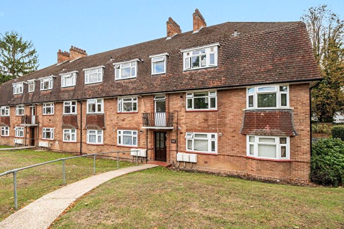 2 Bedroom Flat For Sale In The Avenue, Worcester Park, KT4