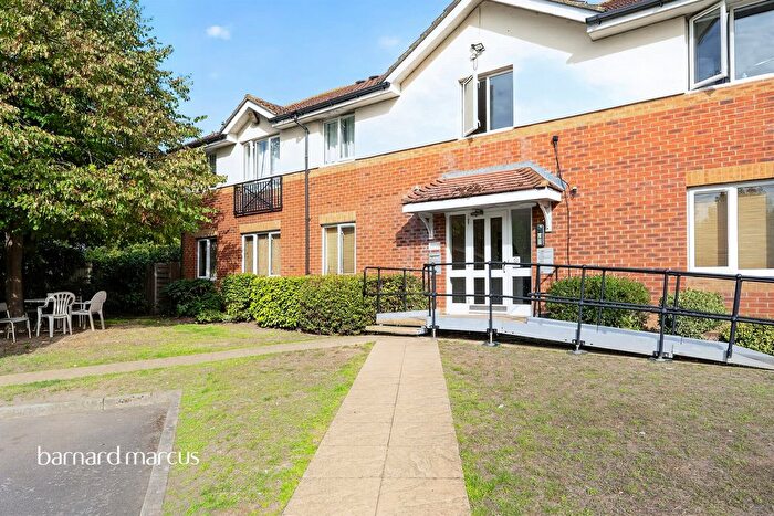 2 Bedroom Flat For Sale In Pacific Close, Feltham, TW14