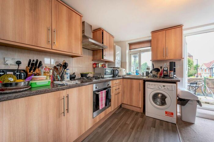 3 Bedroom Flat To Rent In Horn Lane, Acton, London, W3