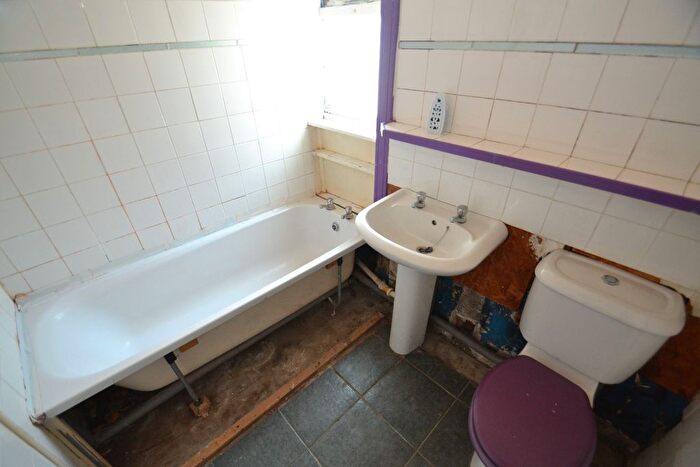 3 Bedroom Flat For Sale In Aikenhead Road, Kings Park, Glasgow, G44