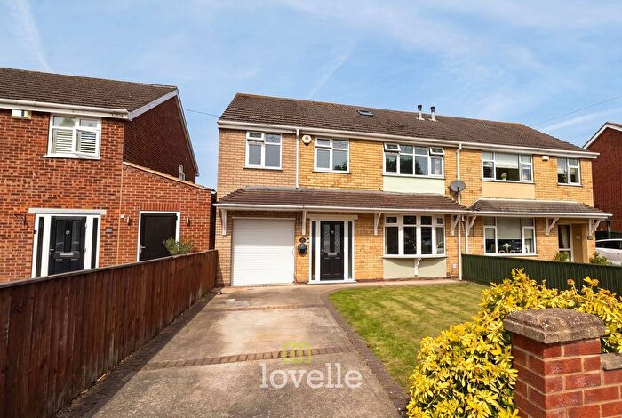5 Bedroom Semi-detached House For Sale In St. Nicholas Drive, Grimsby, DN37