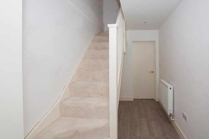1 Bedroom Apartment For Sale In Park Mount, Harpenden, Hertfordshire, AL5