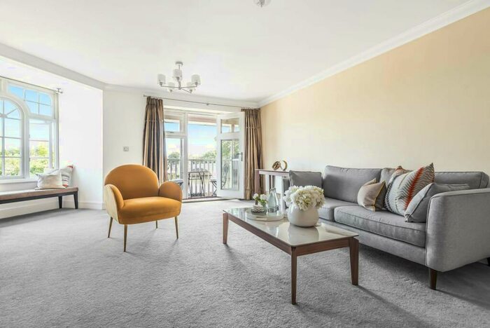 3 Bedroom Flat To Rent In Bridge Road, East Molesey, KT8