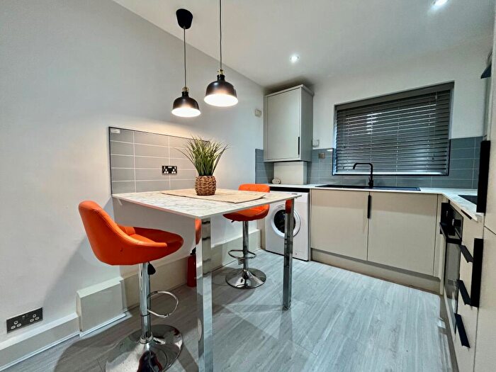 2 Bedroom Flat To Rent In Derwentwater Grove, Leeds, LS6