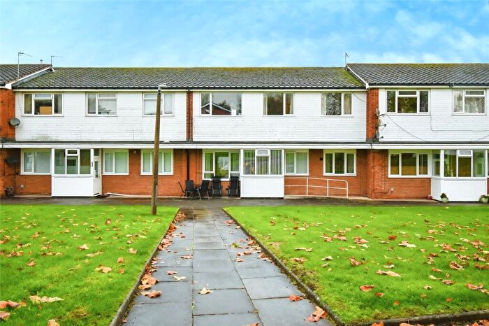 3 Bedroom Maisonette For Sale In Larchwood Close, Pensby, Wirral, CH61