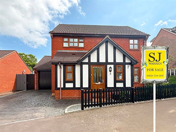 3 Bedroom Detached House For Sale In Polstead Close, Rayleigh, SS6