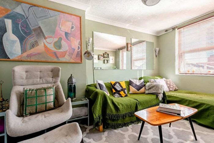 3 Bedroom Maisonette For Sale In Reginald Road, Deptford, London, SE8