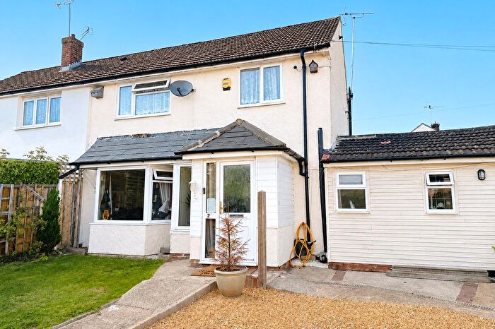 3 Bedroom End Of Terrace House For Sale In Perring Avenue, Farnborough, Hampshire, GU14