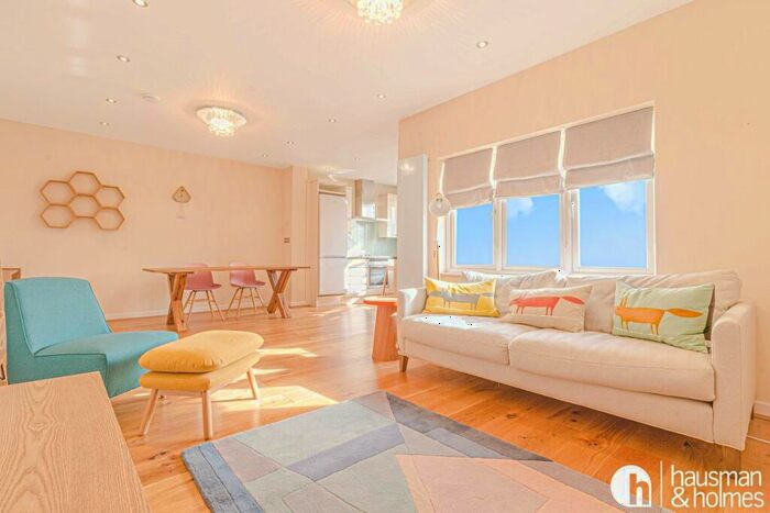 3 Bedroom Flat To Rent In The Vale, Golders Green, NW11