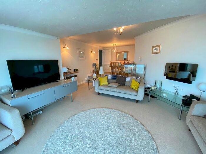 2 Bedroom Flat To Rent In Caswell Bay Court, Caswell, SA3