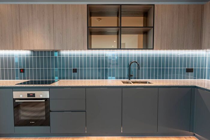 3 Bedroom Flat To Rent In Greenleaf Walk, Southall, UB1