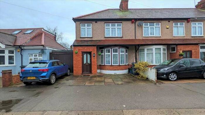 3 Bedroom End Of Terrace House To Rent In Cranbourne Gardens, Ilford, IG6