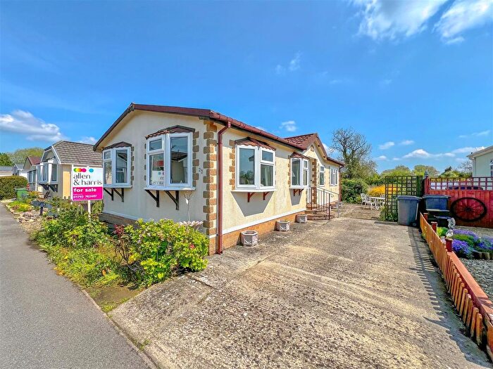 2 Bedroom Park Home For Sale In Russett Avenue, St. Johns Priory, Lechlade, GL7