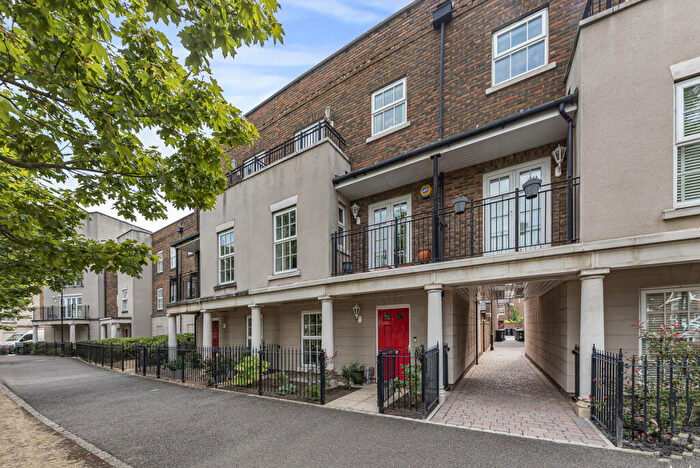 4 Bedroom Town House For Sale In Liverymen Walk, Greenhithe, DA9