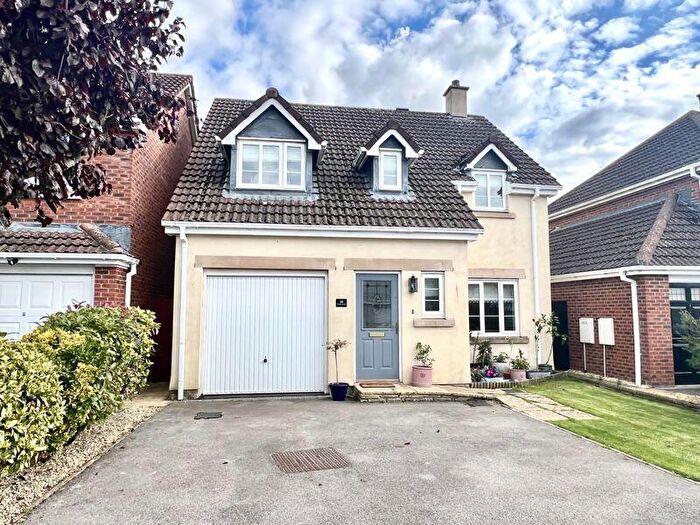 3 Bedroom Detached House For Sale In Newbury Avenue, Calne, SN11