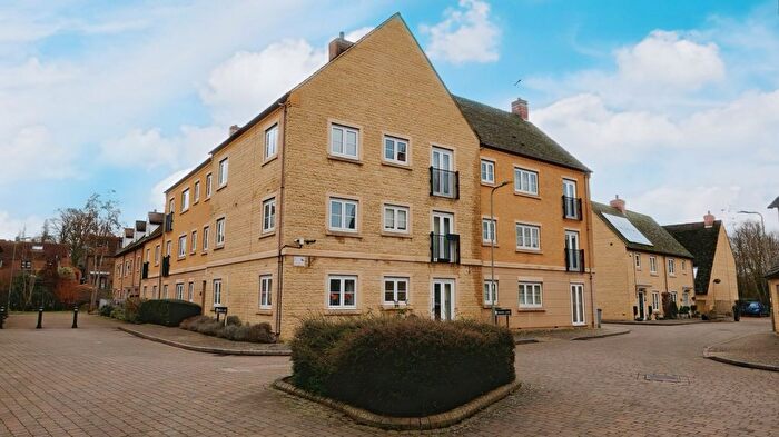 2 Bedroom Flat For Sale In Mead Lane, Witney, OX28