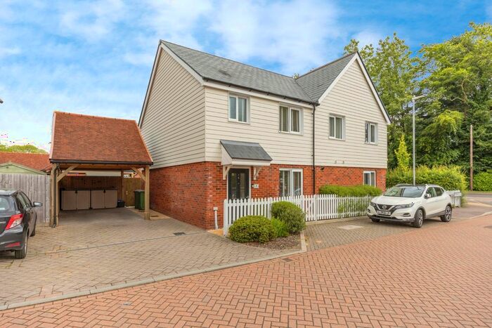3 Bedroom Semi-Detached House For Sale In Siegfried Close, Ashford, Kent, TN25