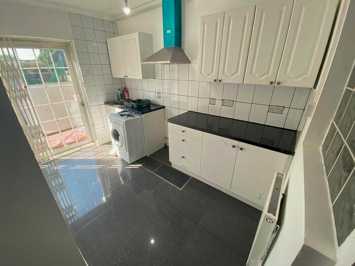 1 Bedroom Studio To Rent In Orchard Avenue, Hounslow, TW5