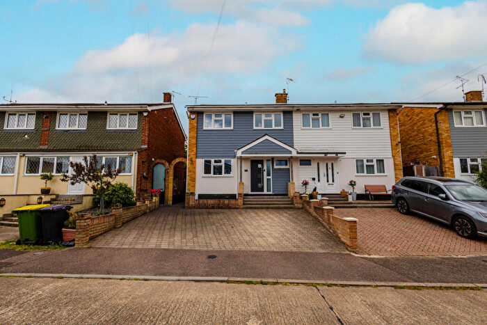 3 Bedroom Semi-Detached House For Sale In Padgetts Way, Hockley, SS5