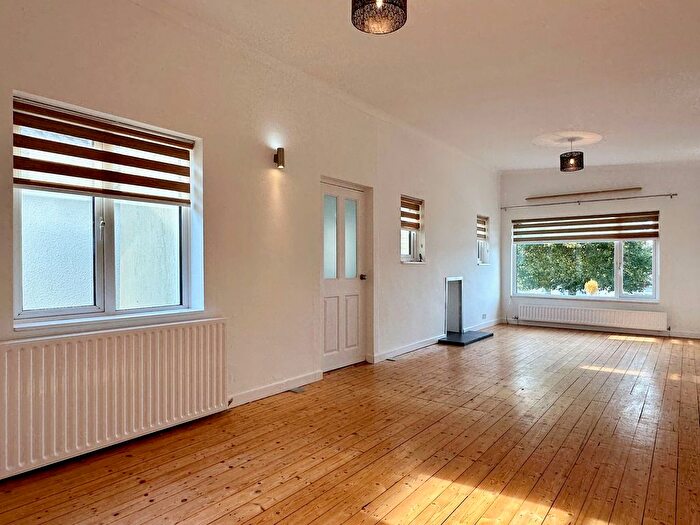 3 Bedroom Detached Bungalow To Rent In Broadmead, Killay, SA2