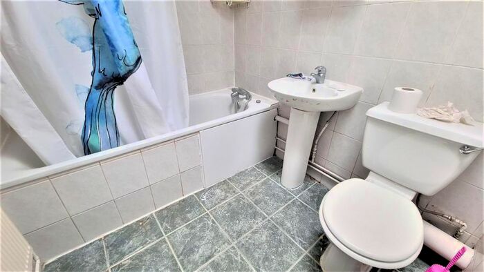 Studio To Rent In Green Lanes, London, N4