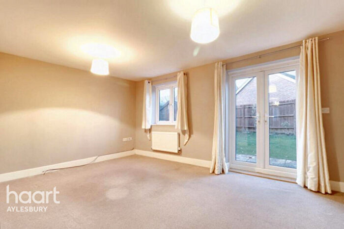 3 Bedroom Semi Detached House To Rent In Lakeland Drive, Aylesbury, HP18